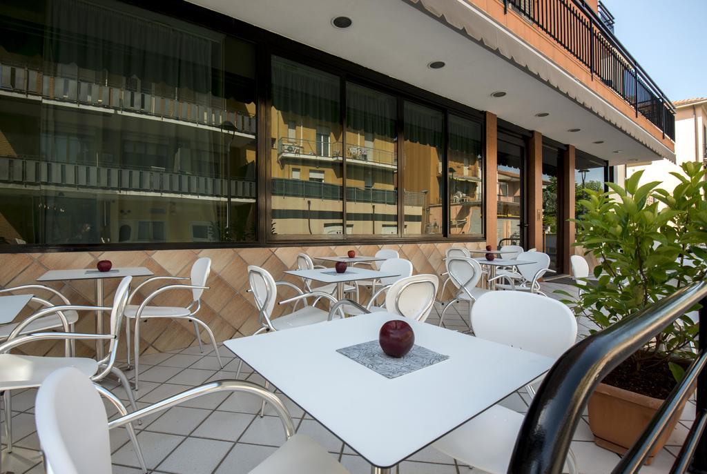 Hotel Scarlet Ріміні Екстер'єр фото