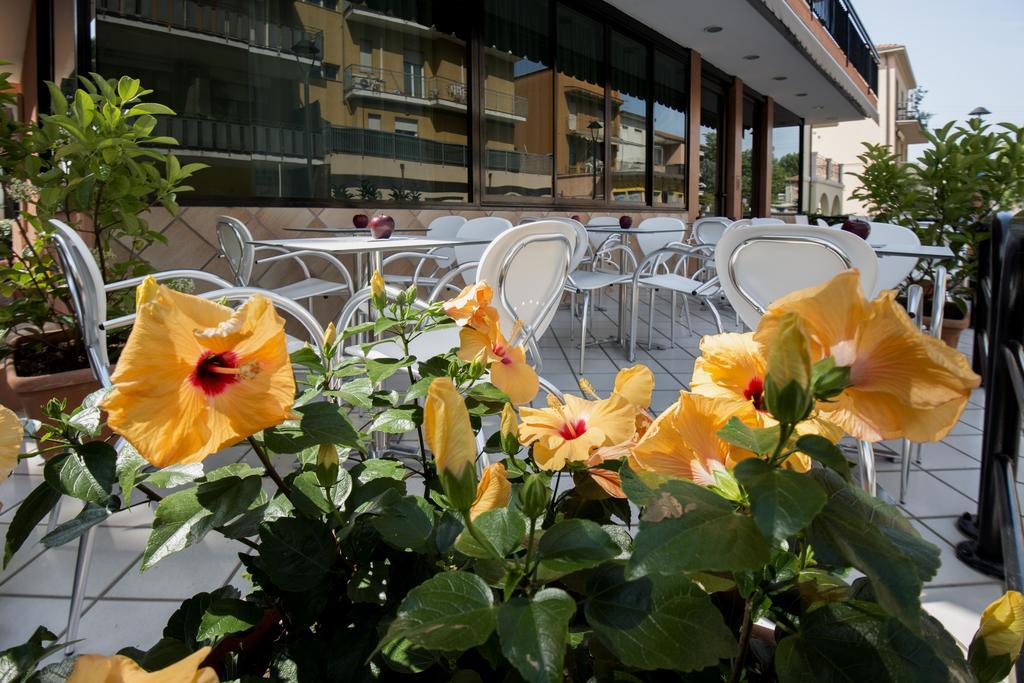 Hotel Scarlet Ріміні Екстер'єр фото